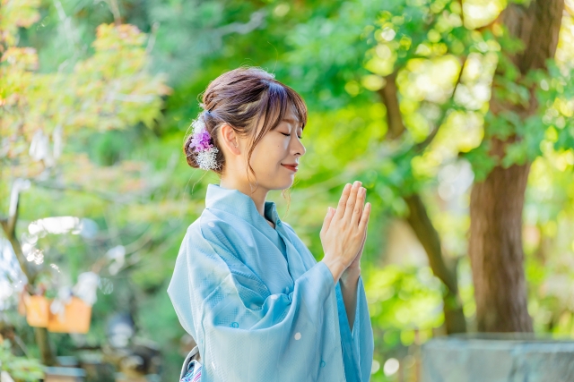 参拝をする女性